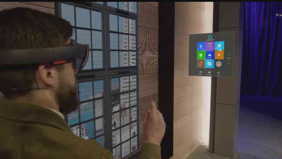 Nouvelle démo Microsoft HoloLens avec un grand écran de cinéma flottant